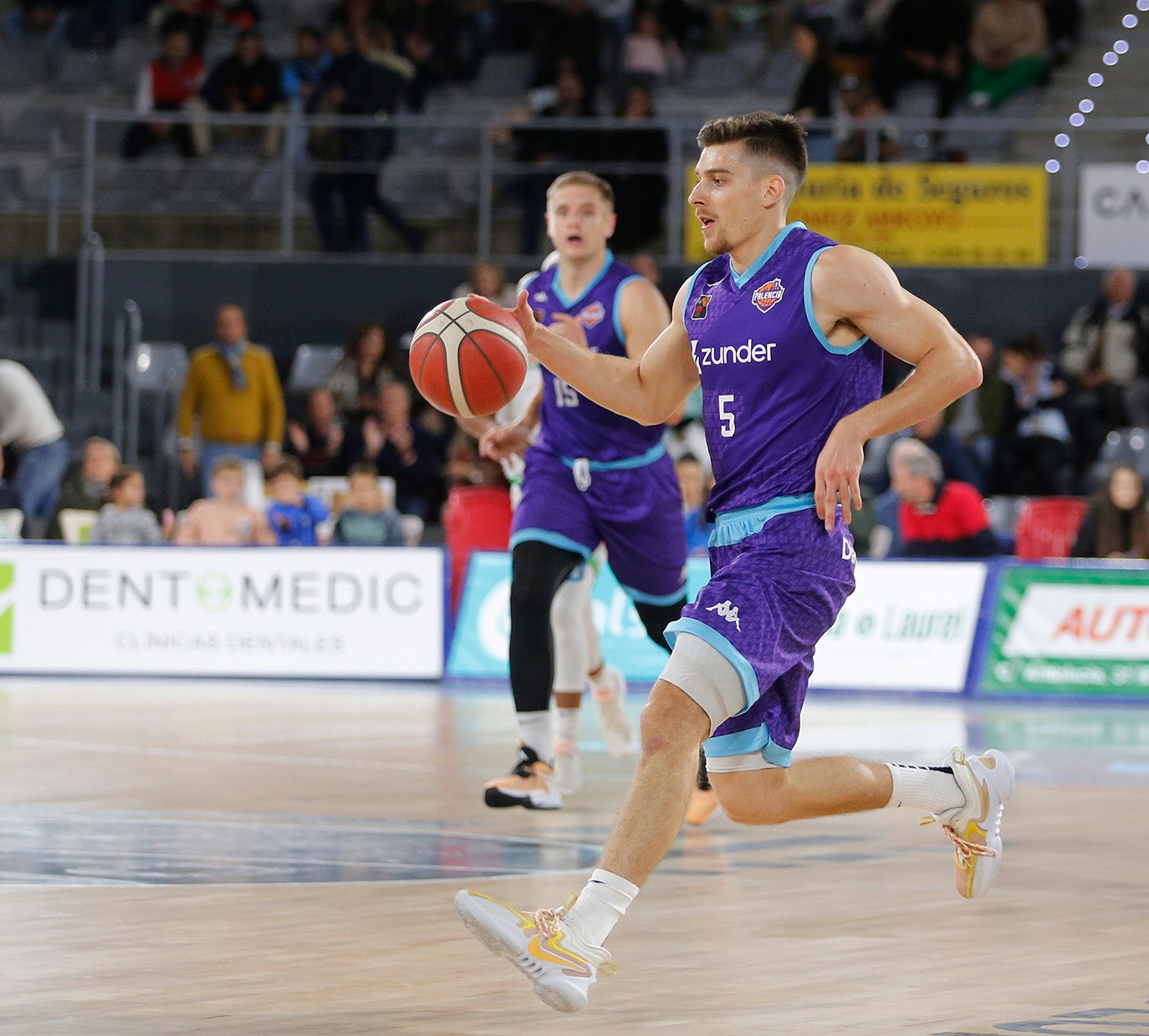 Zunder Palencia Baloncesto 77 - 63 TAU Castelló