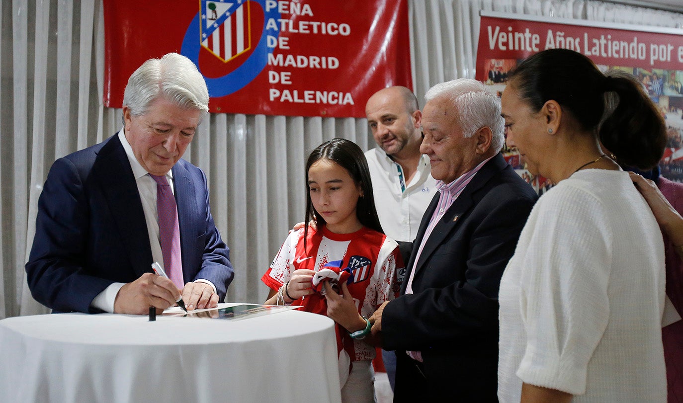 Enrique Cerezo, visita a la peña atlética de Palencia