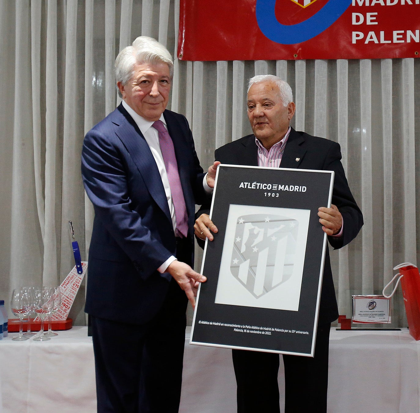 Enrique Cerezo, visita a la peña atlética de Palencia