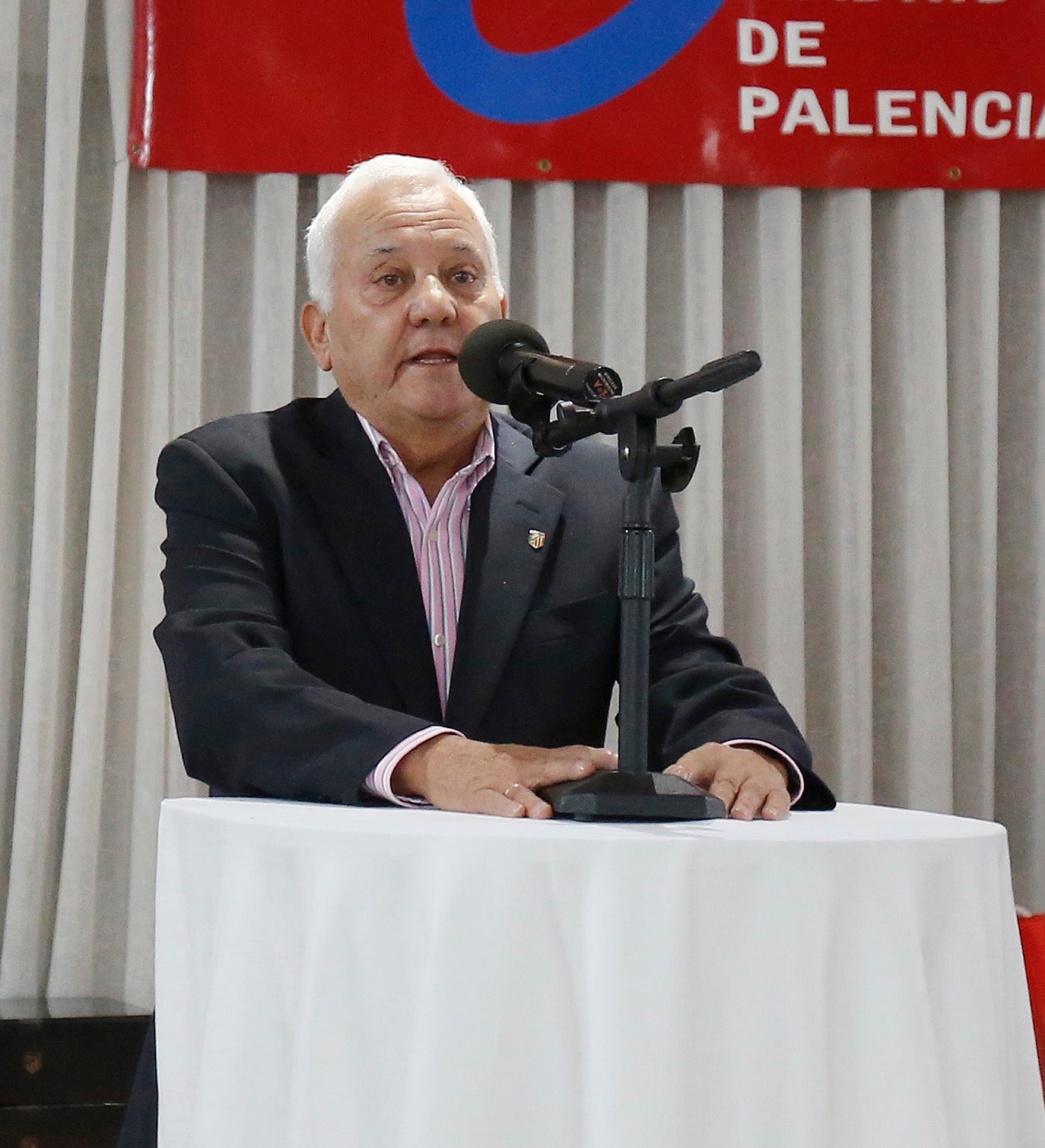 Enrique Cerezo, visita a la peña atlética de Palencia