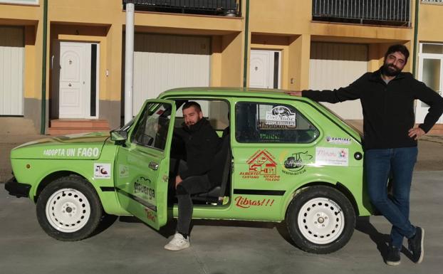 David y Jacob con su coche, listos para la que será una gran aventura por el desierto 