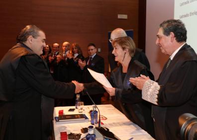 Imagen secundaria 1 - Victoria Ortega entrega su diploma a Eduardo Moreno por sus 25 años de ejercicio de la abogacía. A la derecha, Julio Villarrubia. 