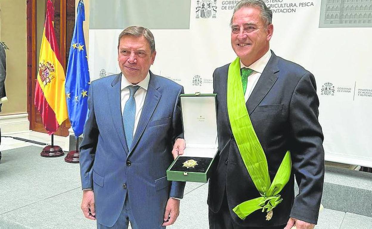 Enrique López-Pozas (d) recibe la Gran Cruz al Mérito Agrario de manos del ministro Luis Planas. 