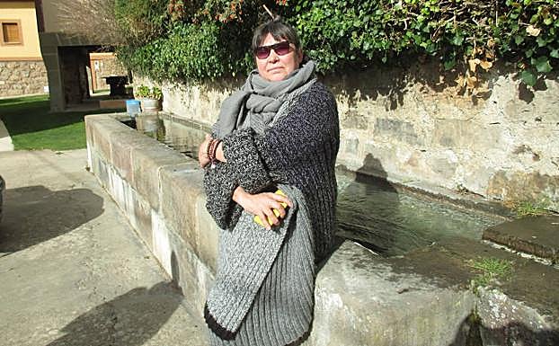 Marina Ortiz, en una de las calles de su pueblo.