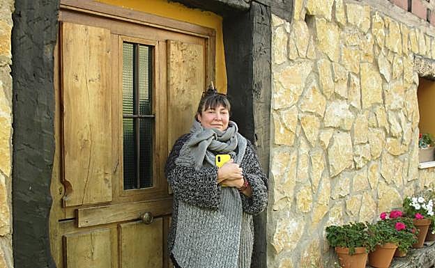 Marina Ortiz, a la puerta del alojamiento rural que gestiona en San Vicente del Valle (Burgos).