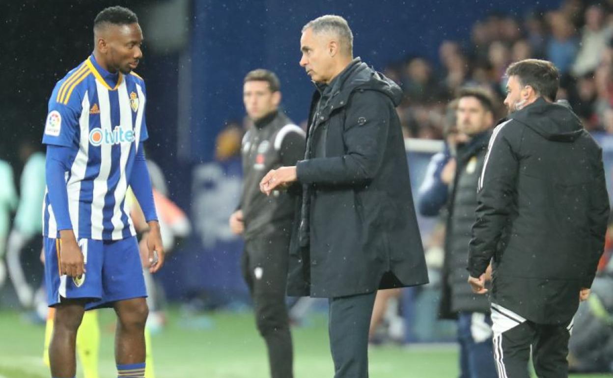 José Gomes da instrucciones desde la banda durante el partido. 