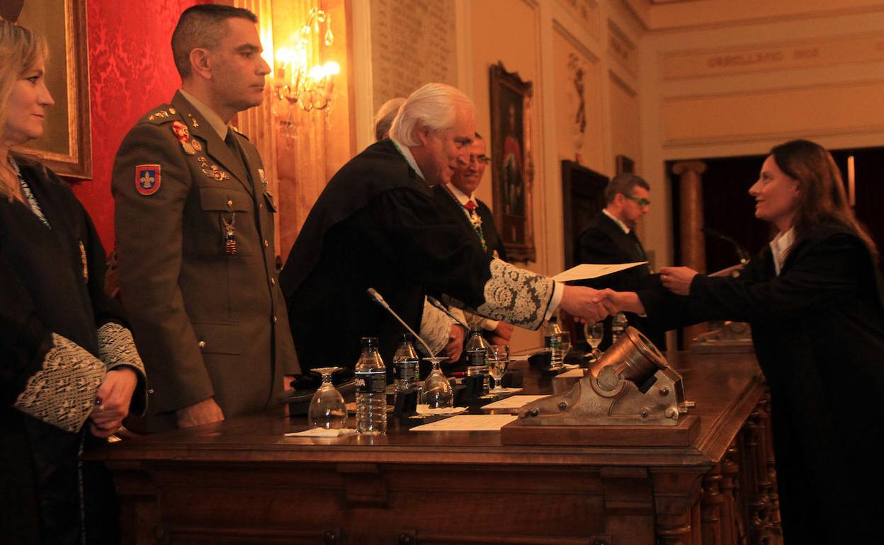 José Luis Concepción entrega una distinción a una colegiada. 