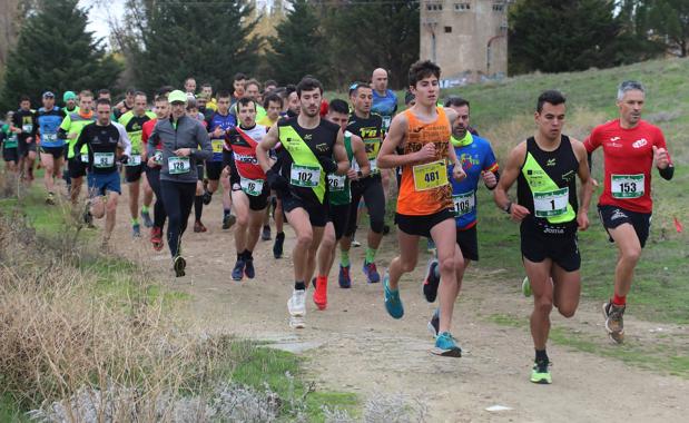 El ganador de la prueba encabeza la carrera.