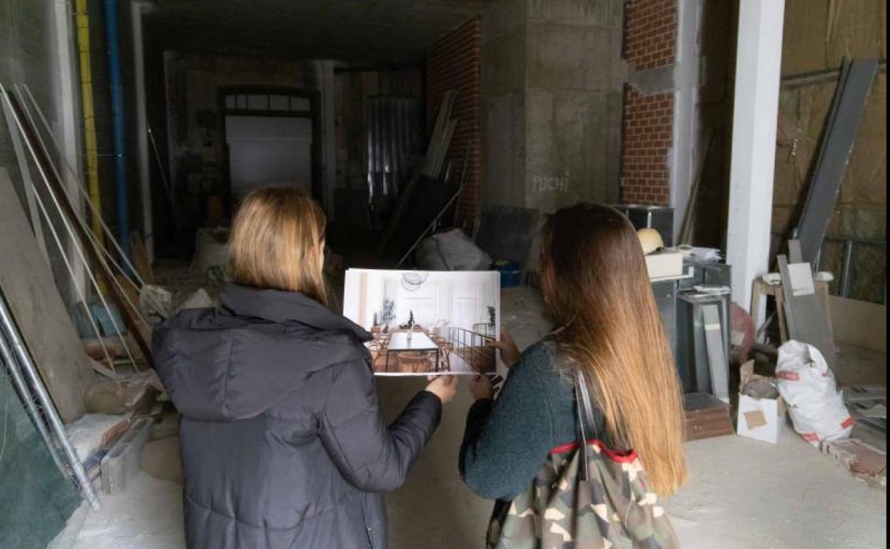 Dos trabajadoras de una inmobiliaria, en un local de Valladolid que se convertirá en vivienda.