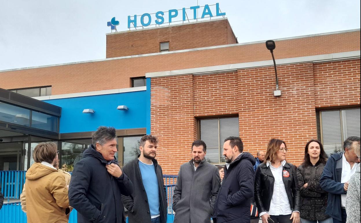 Luis Tudanca, en el centro, esta semana en una concentración en el Hospital de Medina.