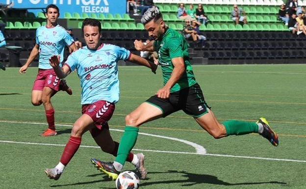 Óscar de Frutos trata de parar el avance del jugador canario Piera en el partido de este domingo. 