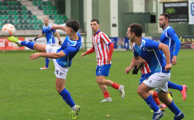 Un jugadoir del Unami estira la pierna para controlar un balón en el partido de este sábado. 