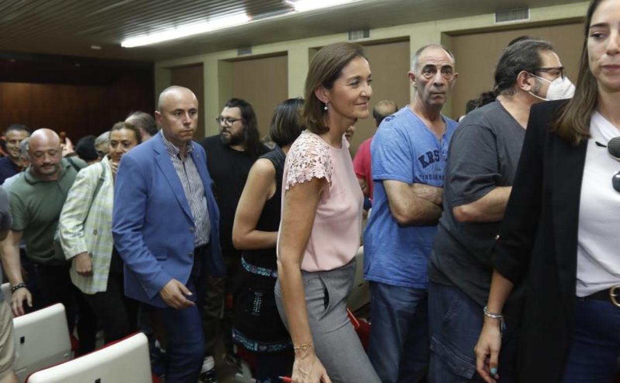 La ministra de Industria, Reyes Maroto, en junio en las asambleas de trabajadores de Siro. 