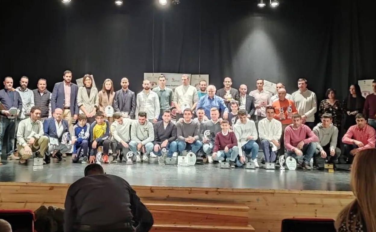 Foto de familia de los galardonados en la gala de la pelota de Castilla y León. 