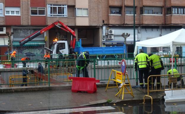 Los operarios trabajan en los anclajes de las vigas afectadas. 