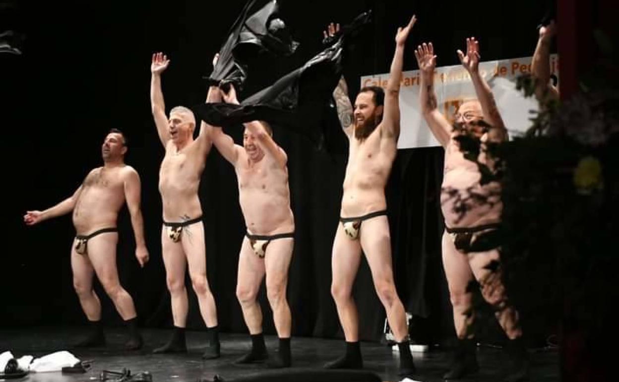 Un grupo de vecinos interpreta un número de la película 'The Full Monty' en la gala de presentación del calendario.