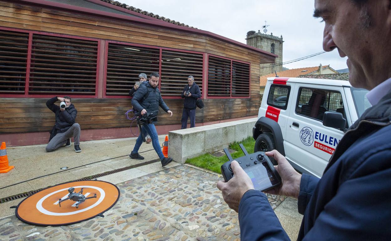 El consejero de Medio Ambiente maneja el mando de pilotaje de uno de los artilugios que combatirán el furtivismo en Ávila.