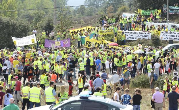 Protesta contra el 'fracking' en Villarcayo y Medina de Pomar, en el norte de Burgos.