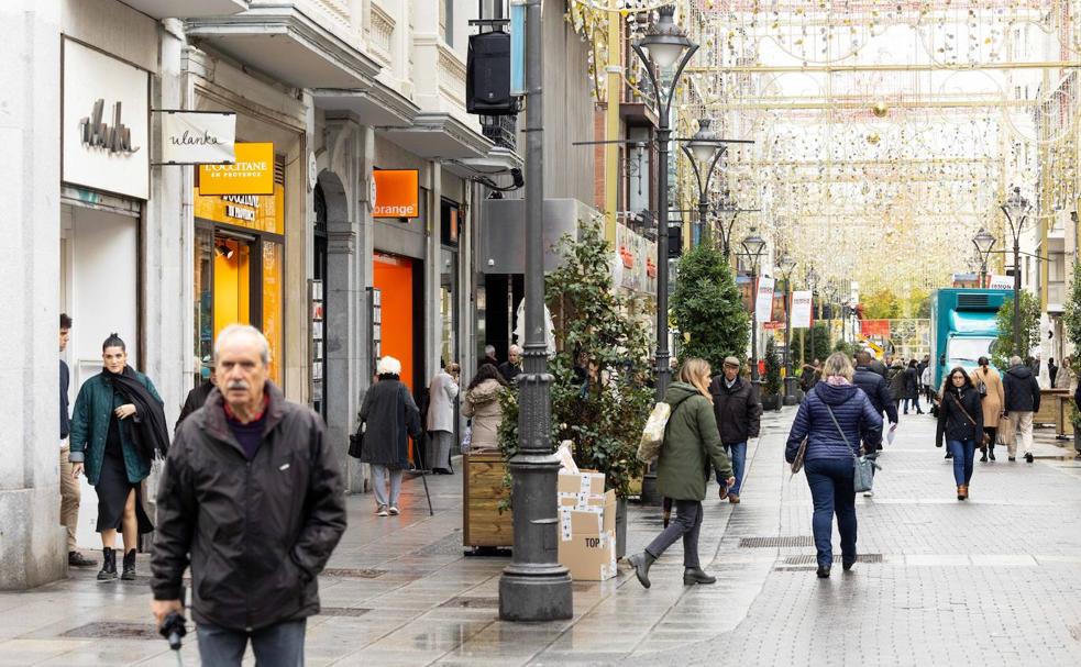 Escaparates y carteles de comercios en la calle Santiago. 