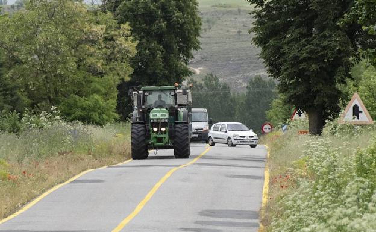 Tractor circulando por la carrtera de Arévalo, Segovia.