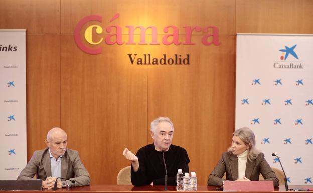 El presidente de la Cámara de Comercio de Valladolid, Víctor Caramanzana, el cocinero Ferran Adrià y Belén Martín, de CaixaBank. 