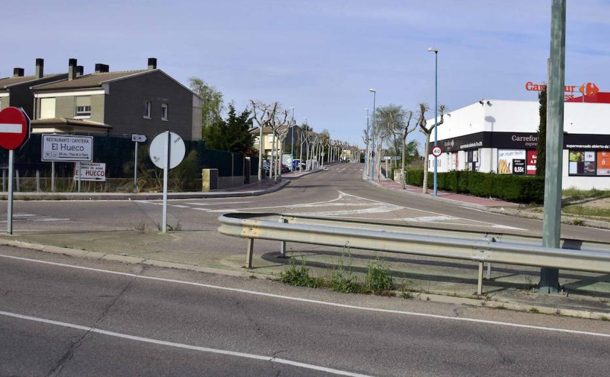 Acceso a la urbanización Fuente Berrocal desde la carretera de Fuensaldaña.