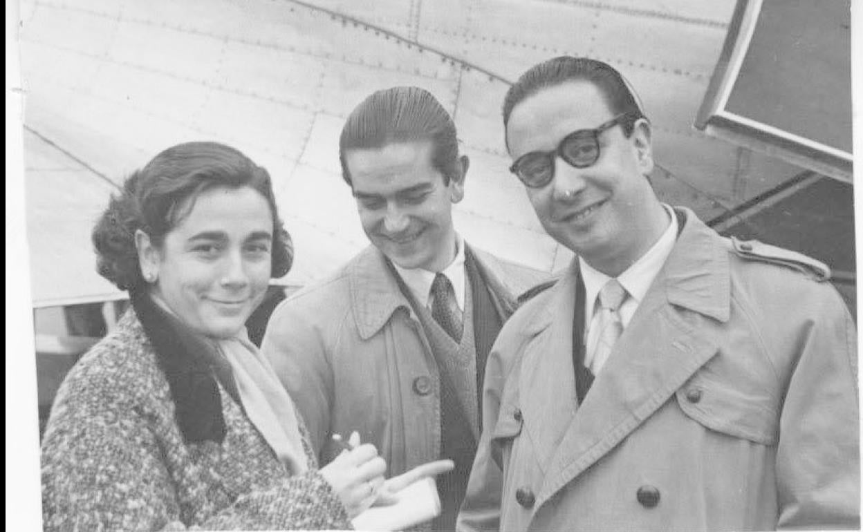 Ignacio Aldecoa, entre Carmen Martín Gaite, y Alfonso Sastre, en 1954.