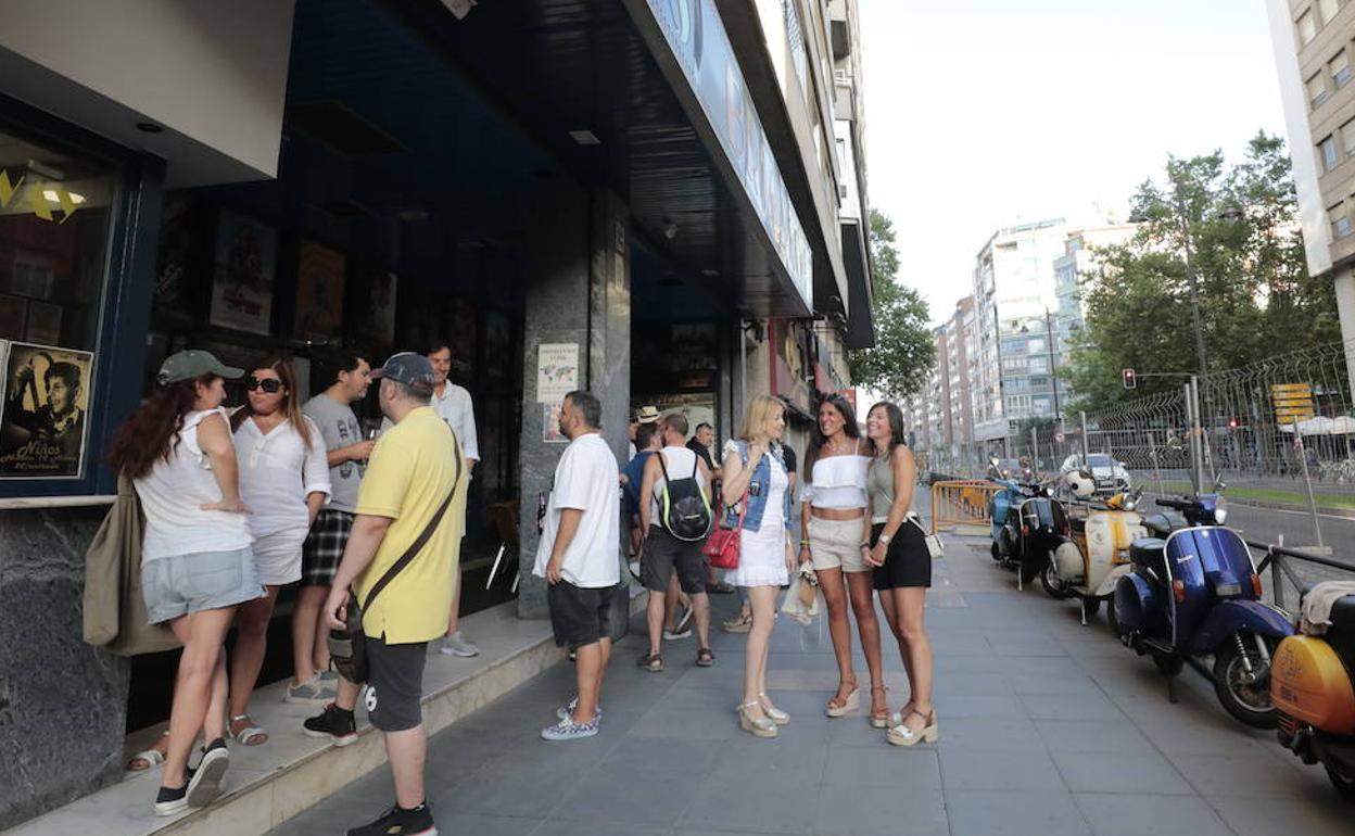 Varias personas hacen cola este verano en las taquillas de los cines Broadway. 