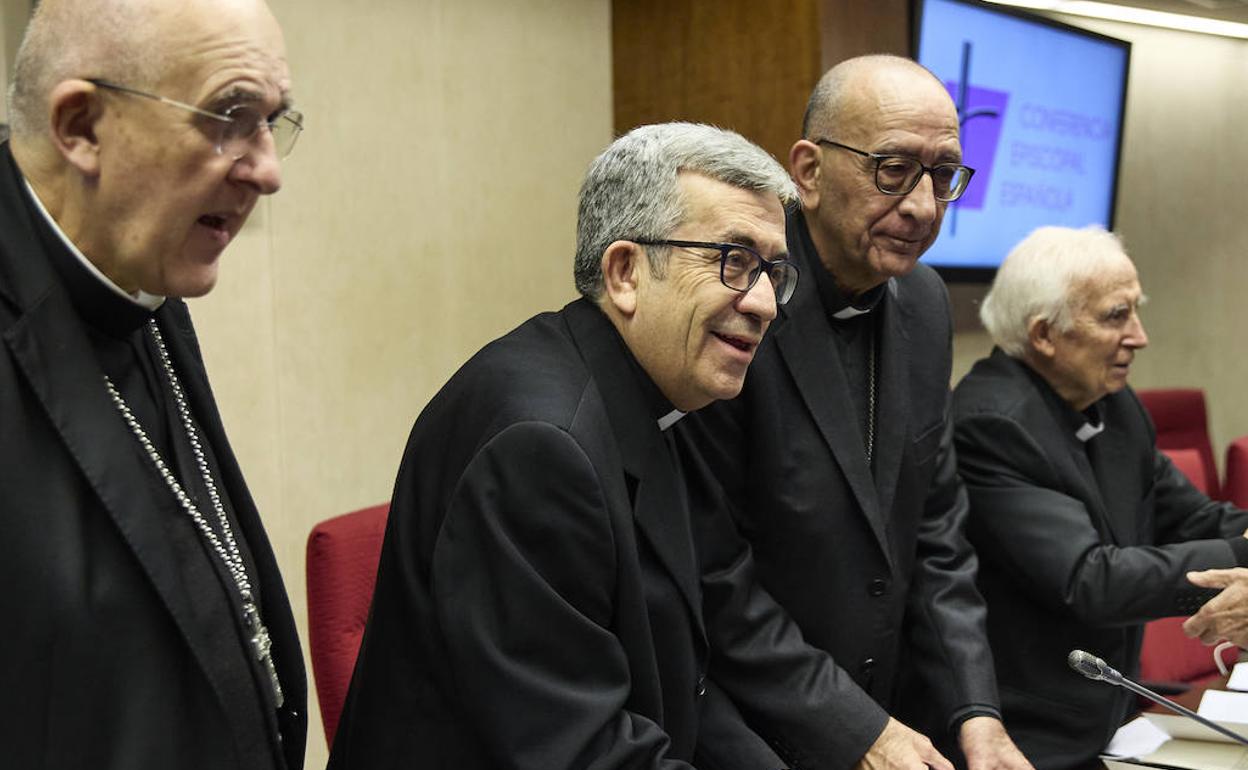 Luis Argüello, en el centro, en la última asamblea plenaria de la Conferencia Episcopal Española. 