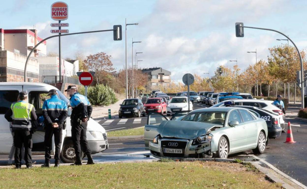 Colisión entre un turismo y una furgoneta en la avenida de Salamanca. 