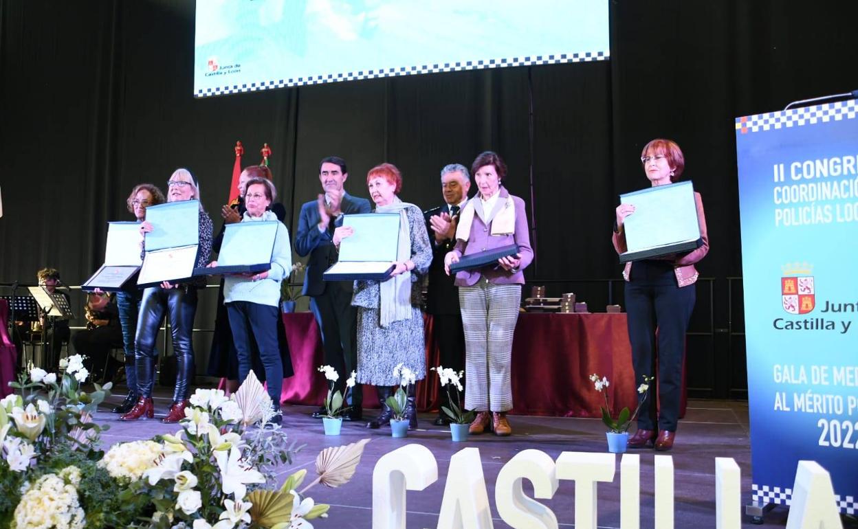 Momento de la entrega de la mención especial a las primeras mujeres de la Policía de Valladolid. 
