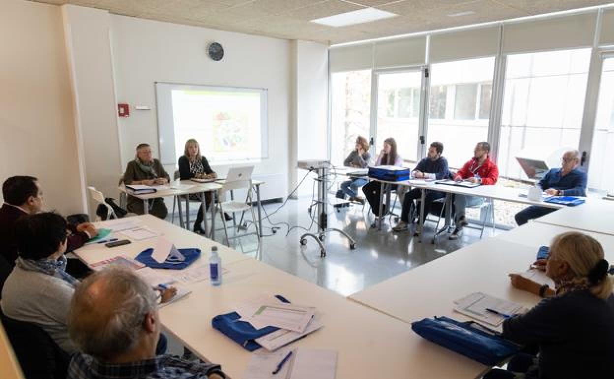 Ana Álvarez y Maribel Velicia, presiden la clase junto a enfermeros, a la derecha, y pacientes. 