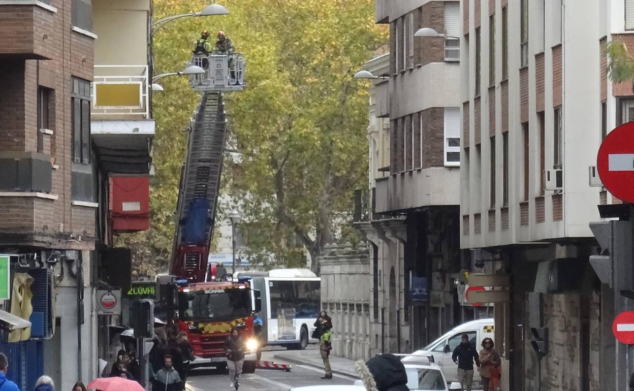 Los Bomberos recogen la escala después de asegurar la tapa del ático de la calle López Gómez. 