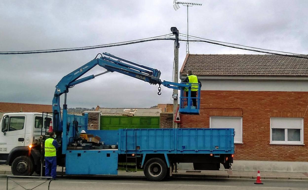 Trabajos de renovación del alumbrado público en travesía de la carretera VP-1104 (Alcazarén-Pedrajas de San Esteban). 