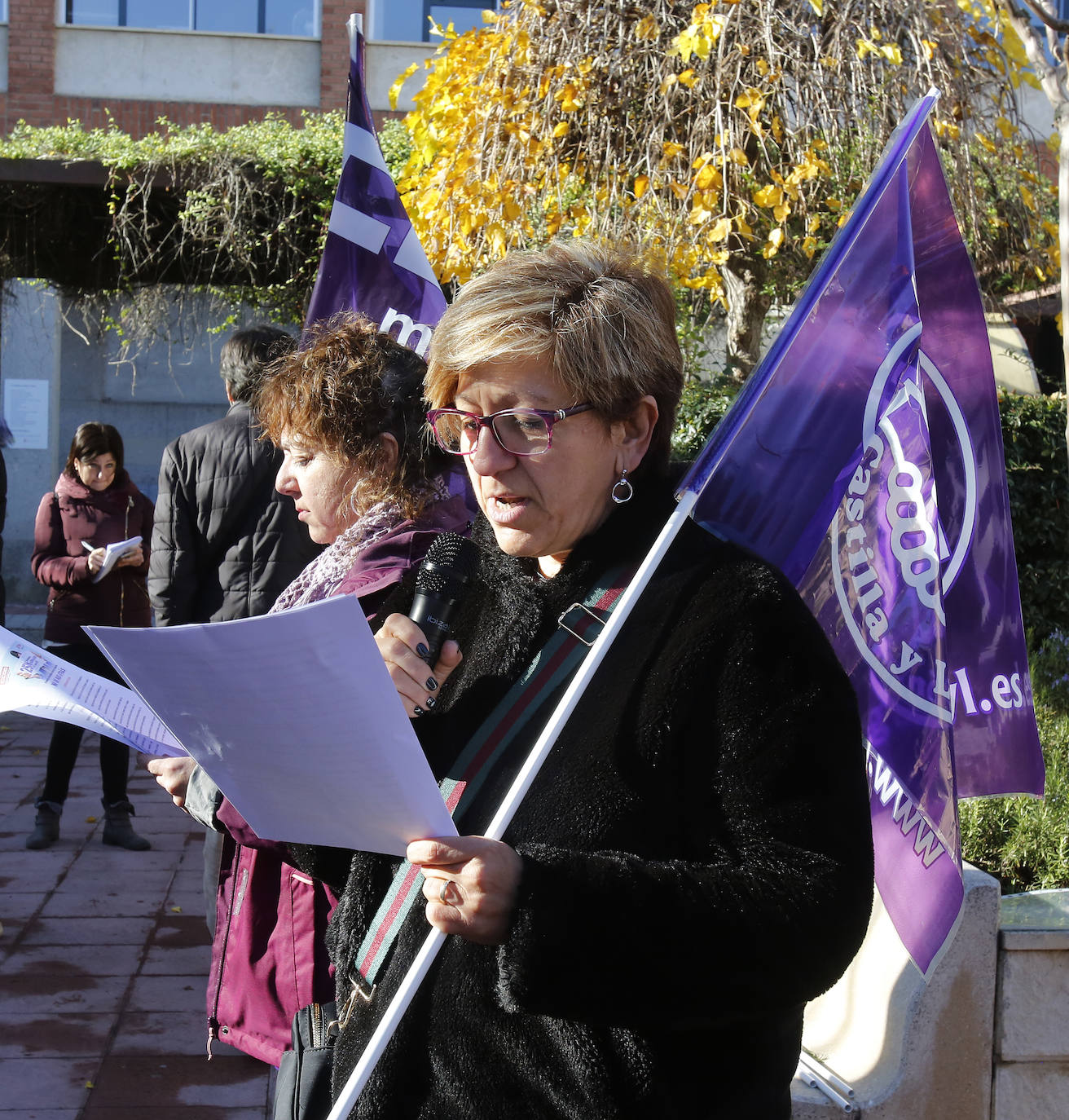 Sindicatos e instituciones salen a la calle para clamar contra la lacra de la violencia de género