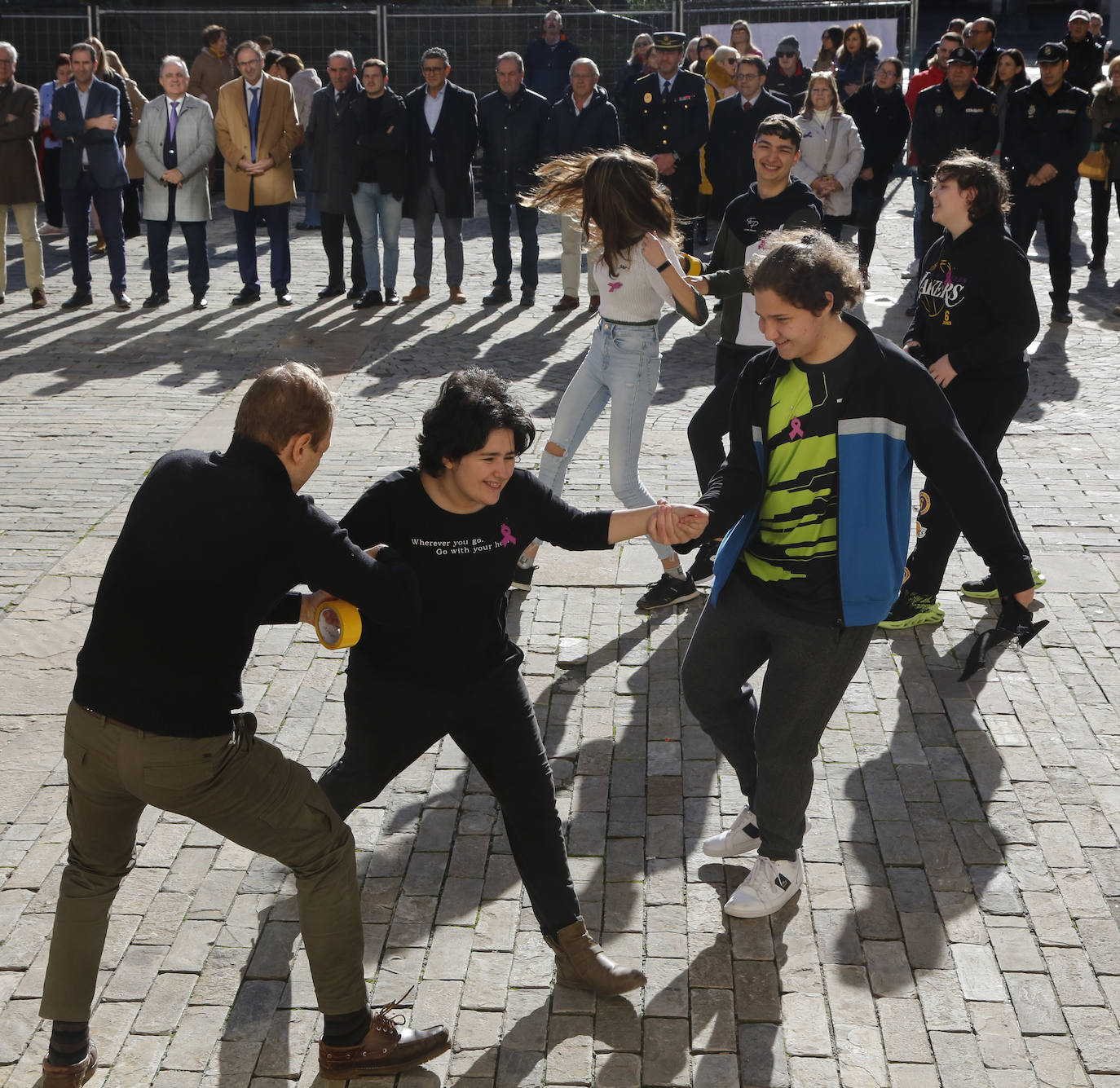 Sindicatos e instituciones salen a la calle para clamar contra la lacra de la violencia de género