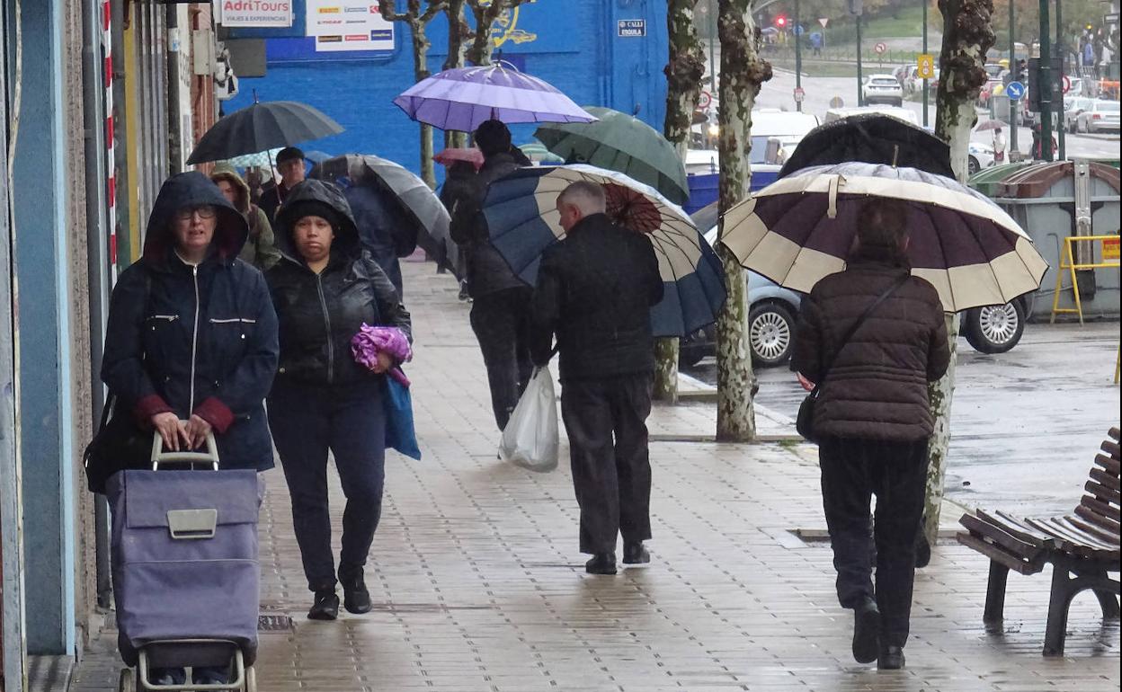 Los peatones se protegen de la lluvia en el paseo de San Isidro a comienzos de semana. 