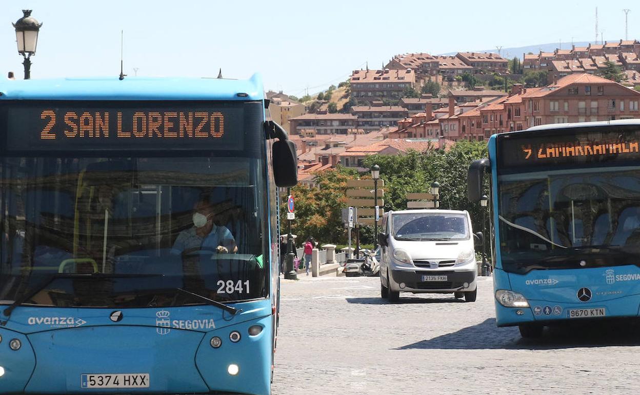 Autobuses urbanos en la parada de la plaza de Artillería. 