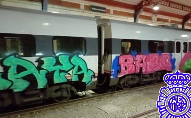 La Policía sorprende a un vándalo pintando vagones en la estación Campo Grande