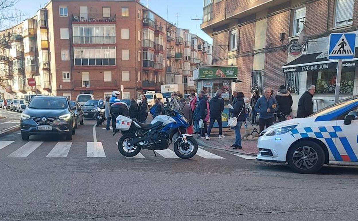 Presencia policial tras el atropello de una mujer en la calle Gabriel y Galán.