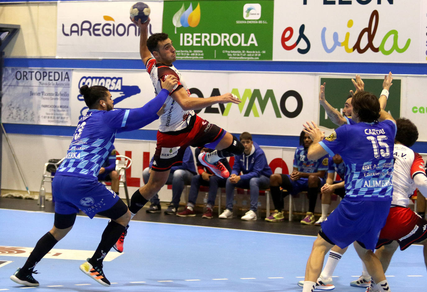 Victoria del Balonmano Nava ante Oviedo. 