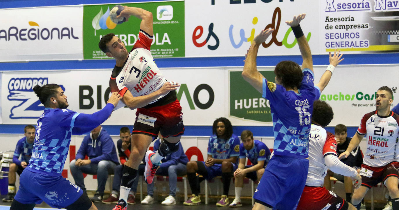 Victoria del Balonmano Nava ante Oviedo. 