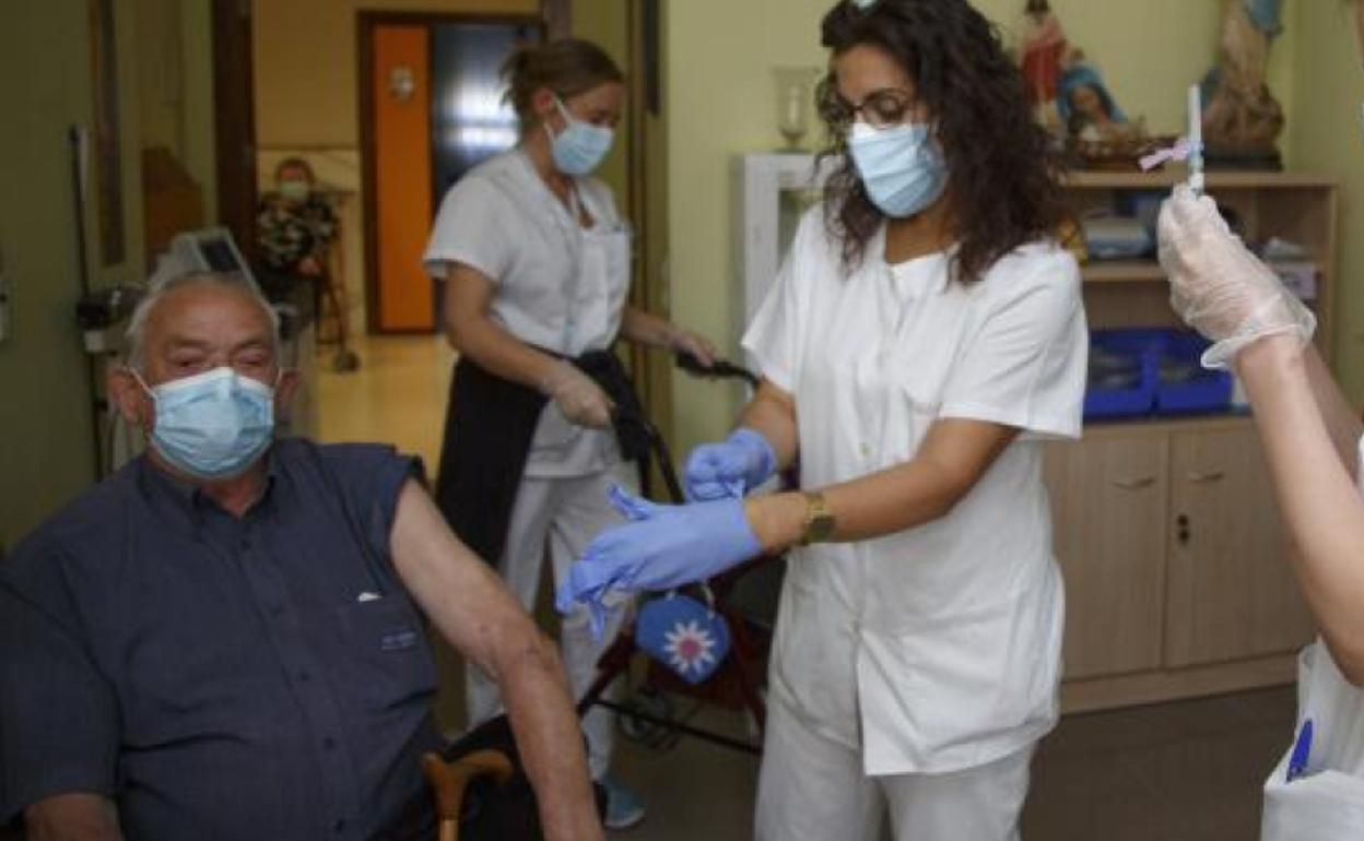 Un hombre recibe una vacuna contra la gripo en la campaña de 2020. 