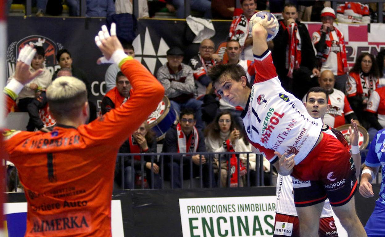 Sergio Casares lanza a portería durante el partido de este domingo.