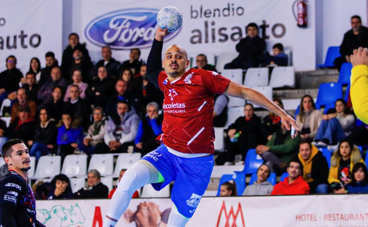 Freitas lanza a portería desde media distancia.