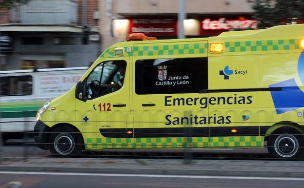 Imagen de archivo de una ambulancia en Valladolid.