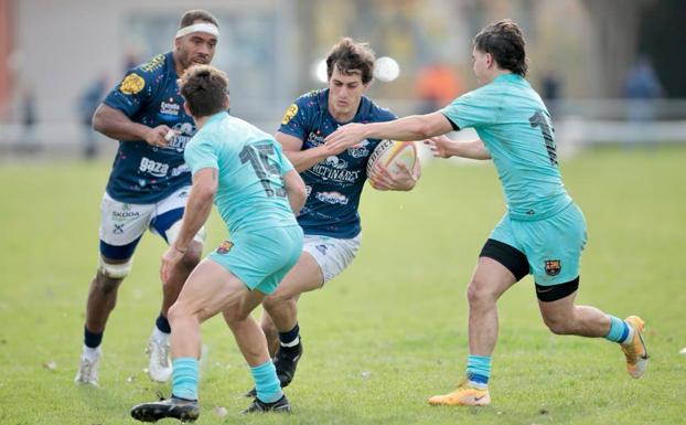 Gonzalo Domínguez trata de colarse entre dos rivales ante la mirada de Gavidi. 