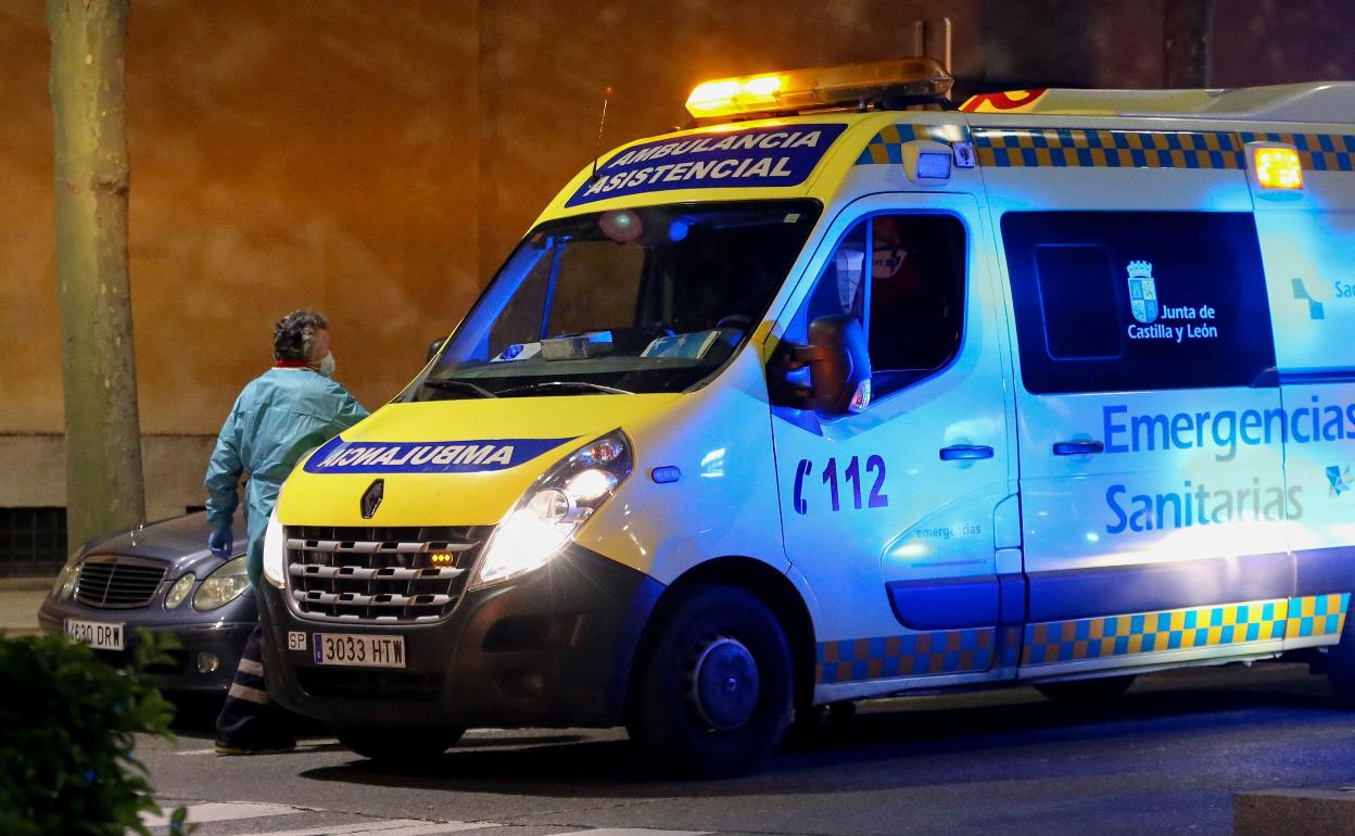 Imagen de archivo de una ambulancia en Salamanca. 