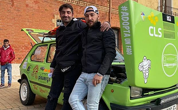 Jacob y David junto a su Seat 127 recién restaurado. 