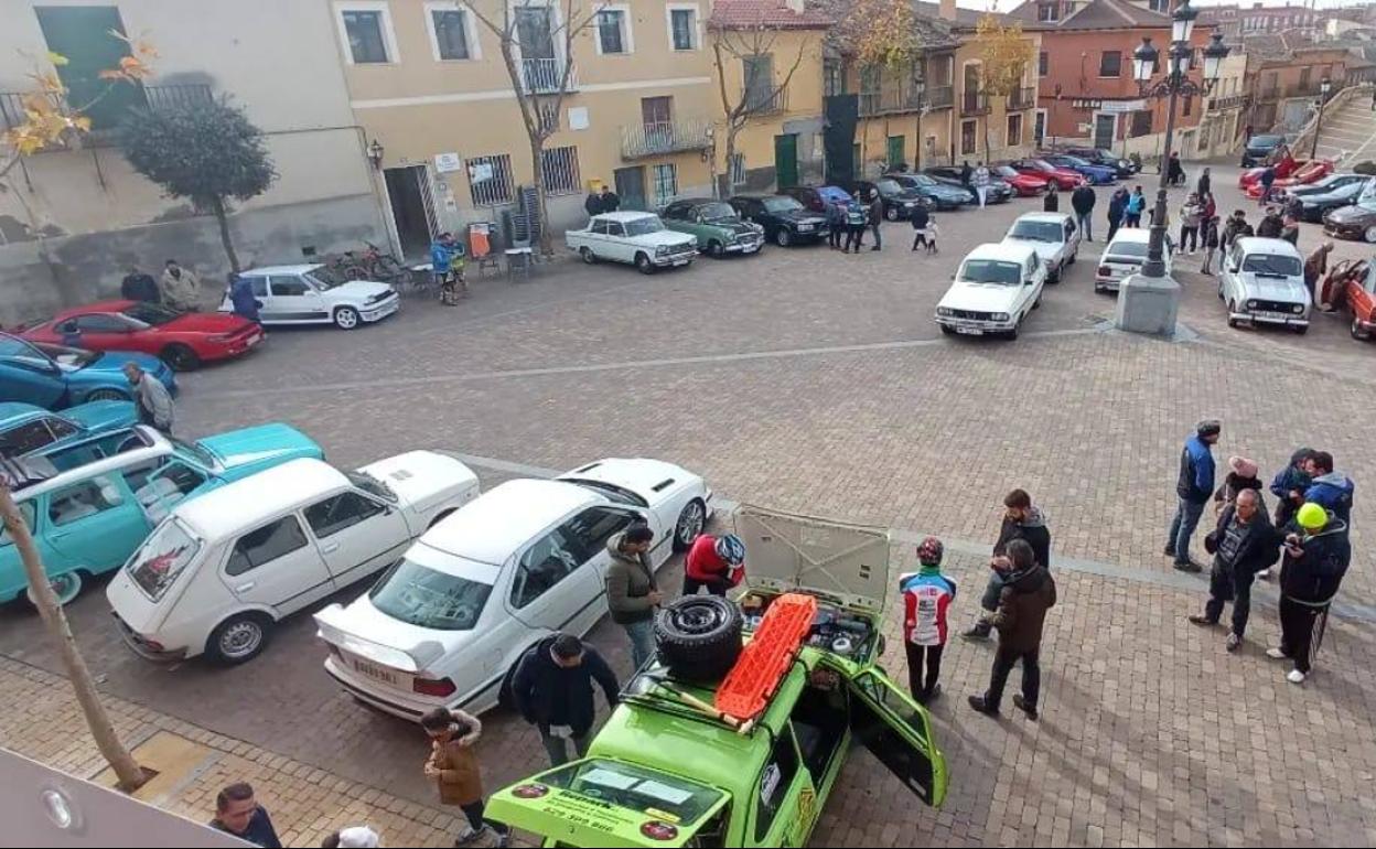 Decenas de coches clásicos se citaron en Cigales. En primer término el 127 que competirá en Marruecos 